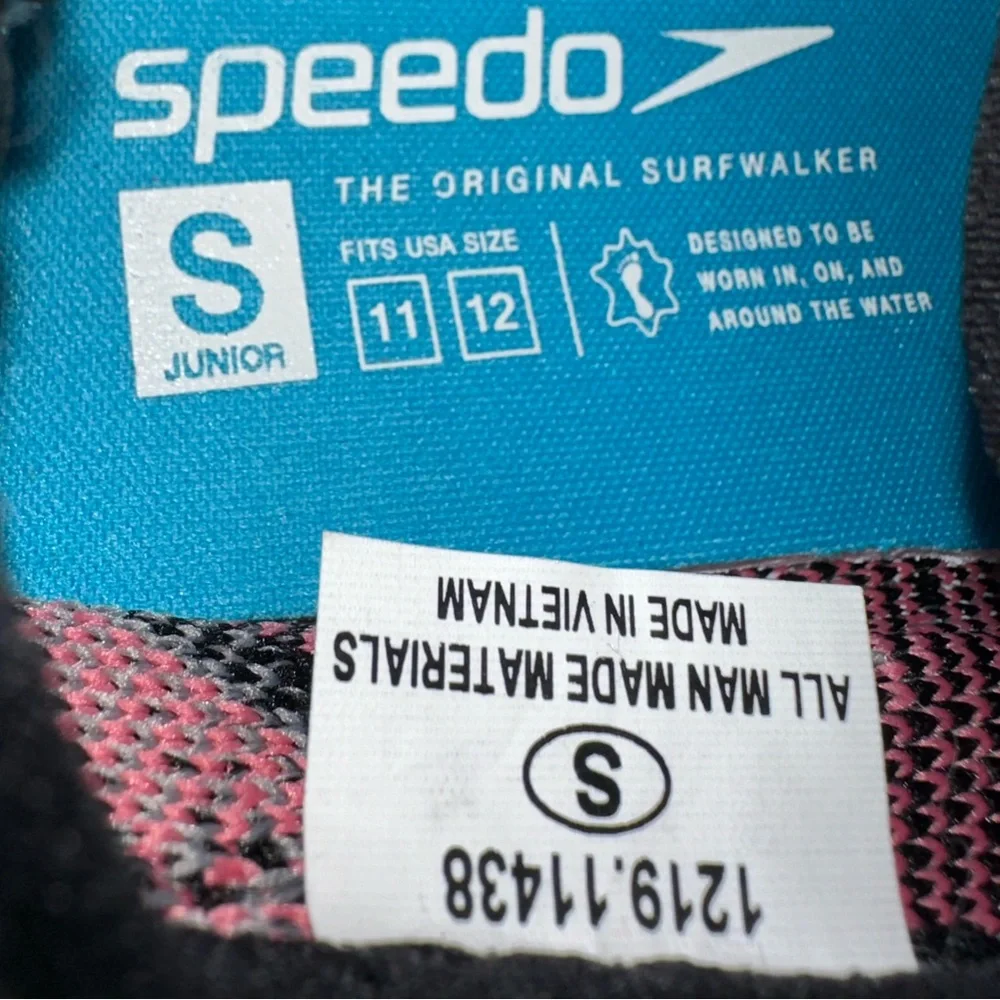 Speedo Junior surf‎ strider Water Shoes Black, gray, coral NWT small (11-12)